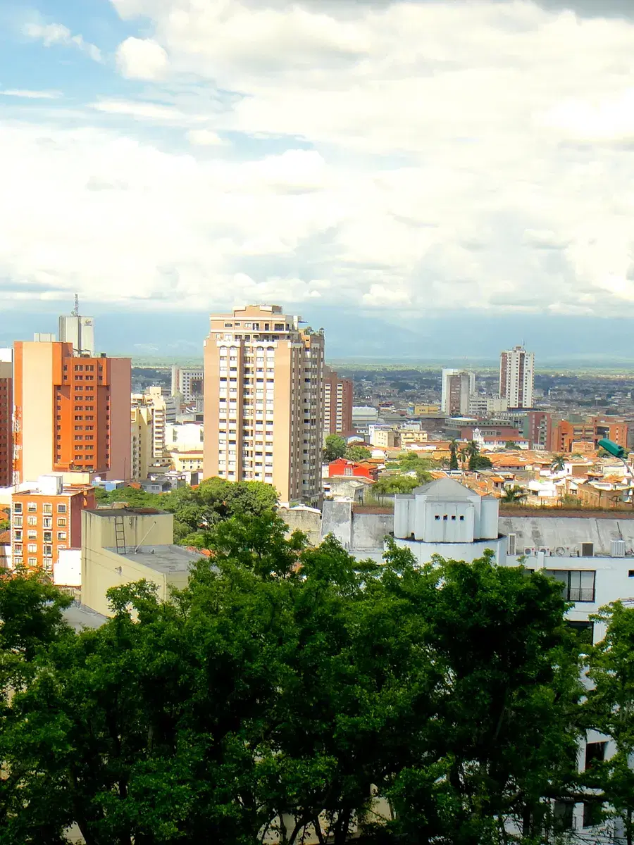 Panorámica de Cali vista desde el Mirador de Belalcázar, con la ciudad extendida sobre el valle del río Cauca