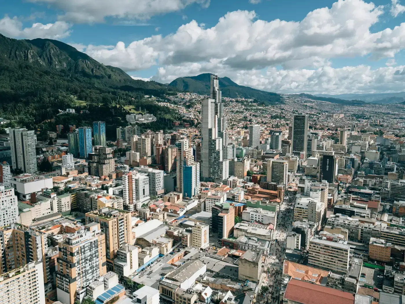 Vista aérea del centro empresarial de Bogotá con los cerros orientales al fondo